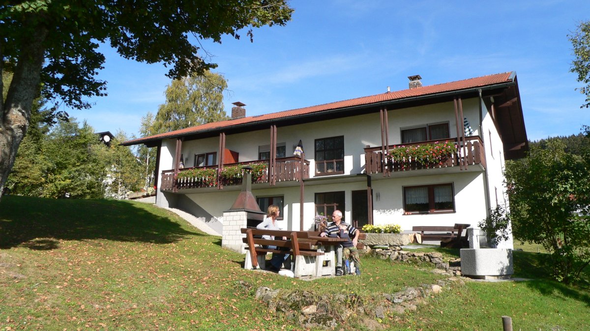 schreder-pension-nationalpark-bayerischer-wald-garten-aussenansicht