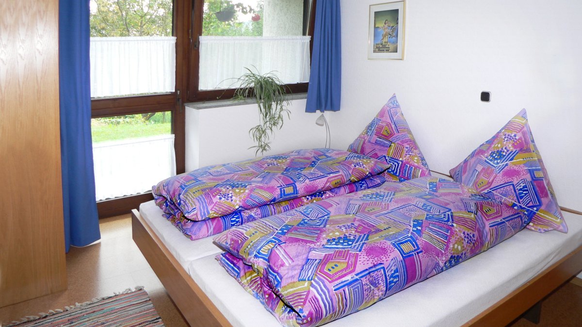 zeintl-ferienwohnung-wiesenfelden-doppelbett-1200