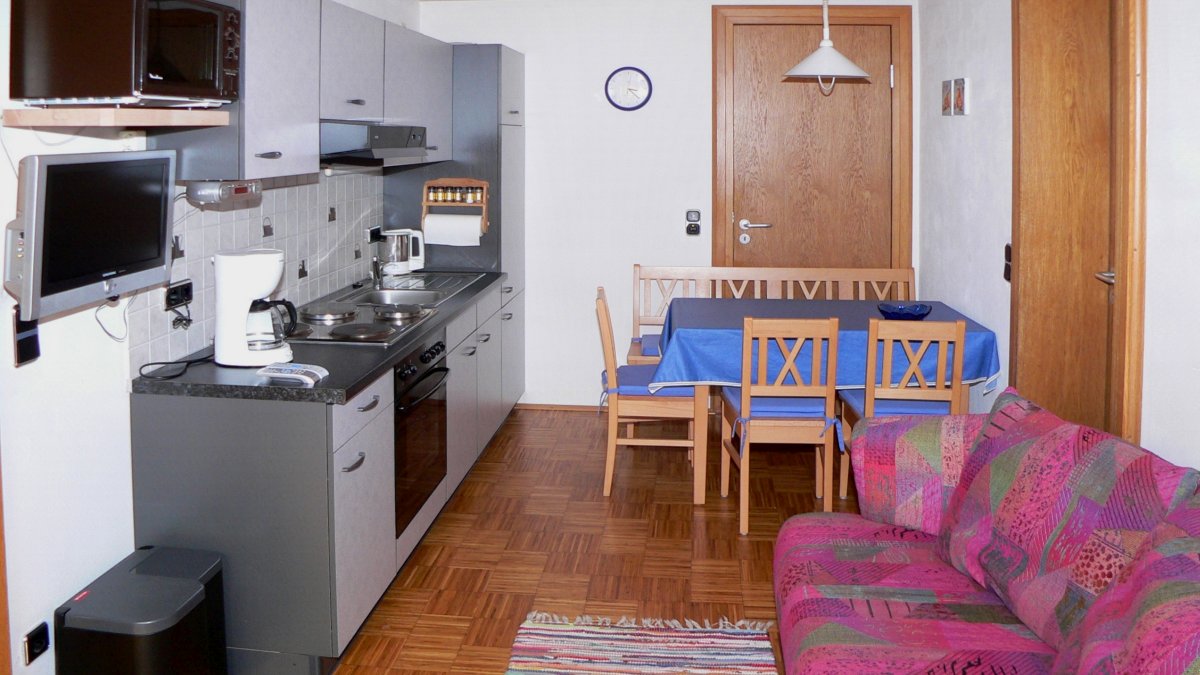 zeintl-ferienwohnung-wiesenfelden-kochen-niederbayern-couch