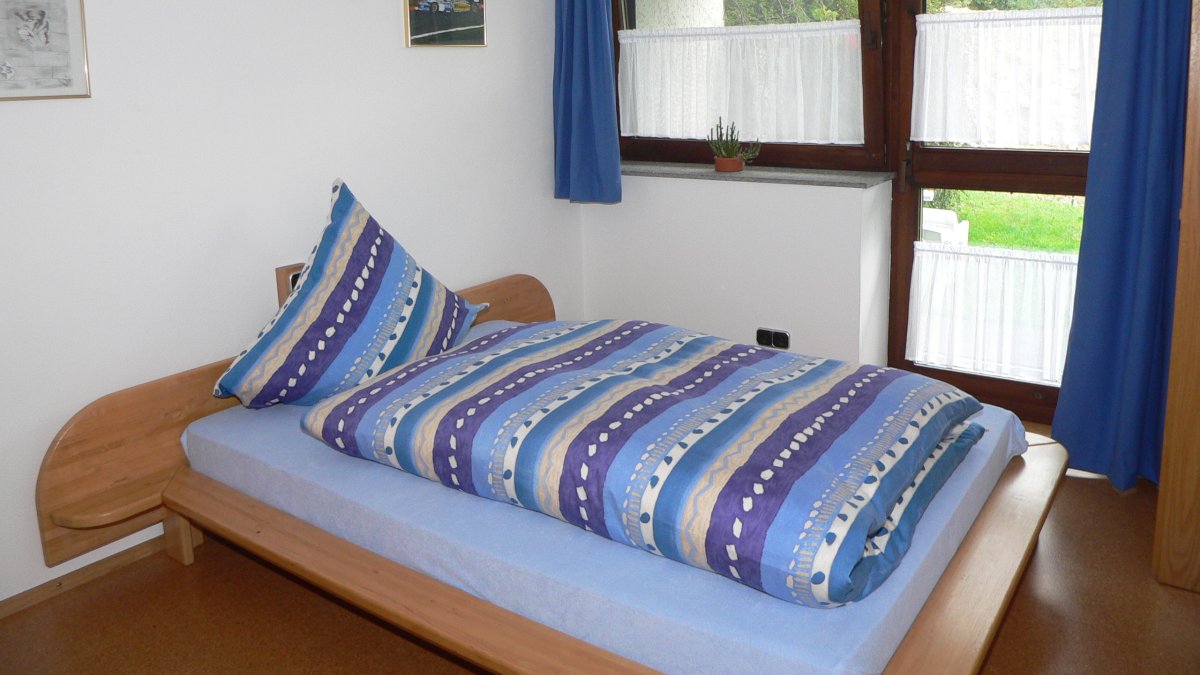 zeintl-ferienwohnung-wiesenfelden-schlafzimmer-niederbayern-doppelbett