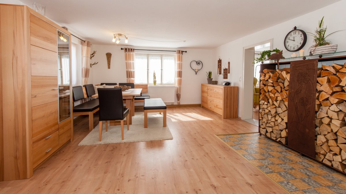 ferienhaus-holzofen-bayerischer-wald-wohnbereich mit Kaminofen