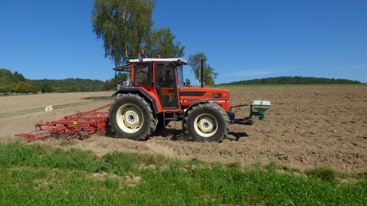 ammerhof-bauernhofurlaub-feldarbeit-traktor-fahren