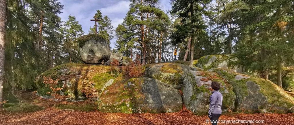 bayerischer-wald-ausflugsziele-sehenswuerdigkeiten-rundwanderweg-gipfelkreuz