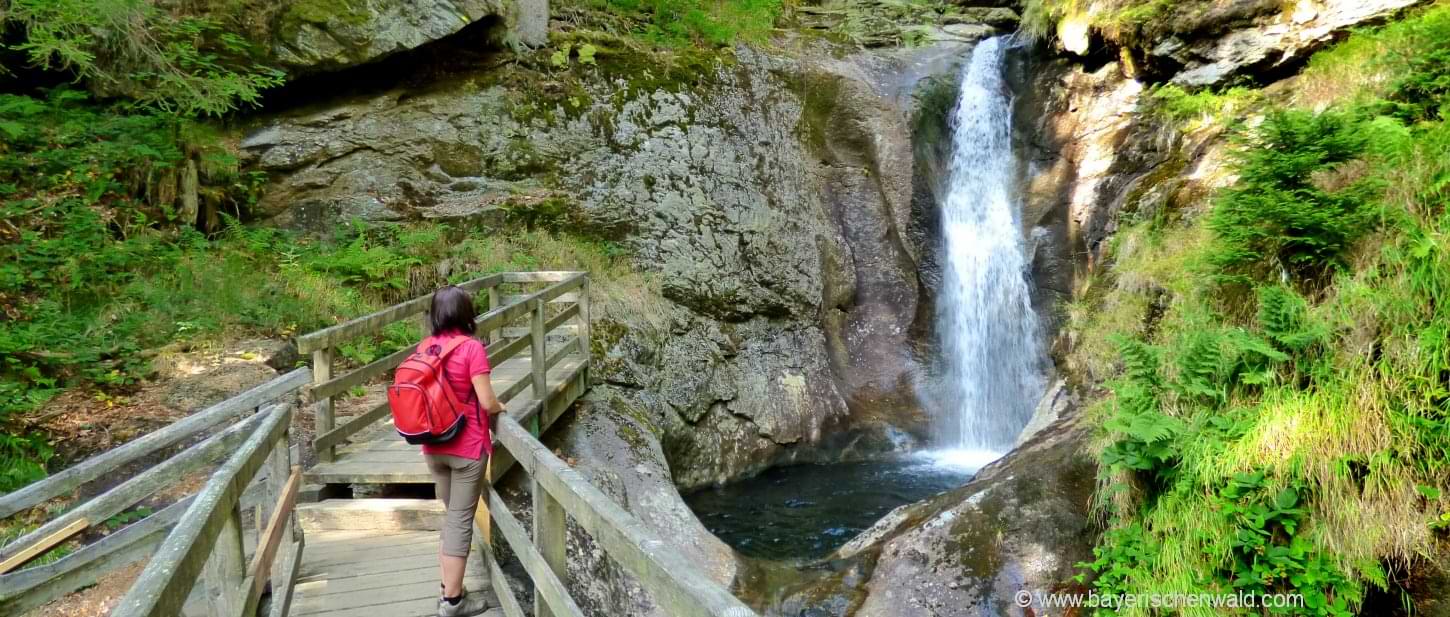 bayerischer-wald-highlights-sehenswuerdigkeiten-wasserfall-wanderurlaub