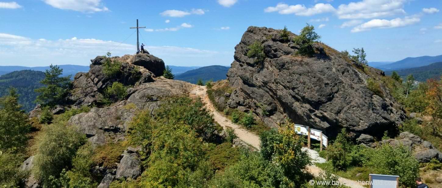 bayerischer-wald-silberberg-wandern-gipfelkreuz-highlights