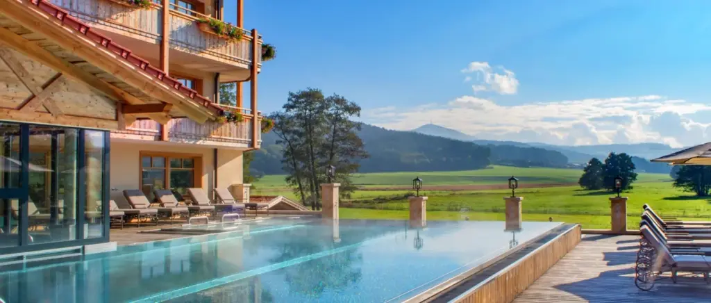 Wellnesshotel mit Infinity Pool und Sonnenterrasse