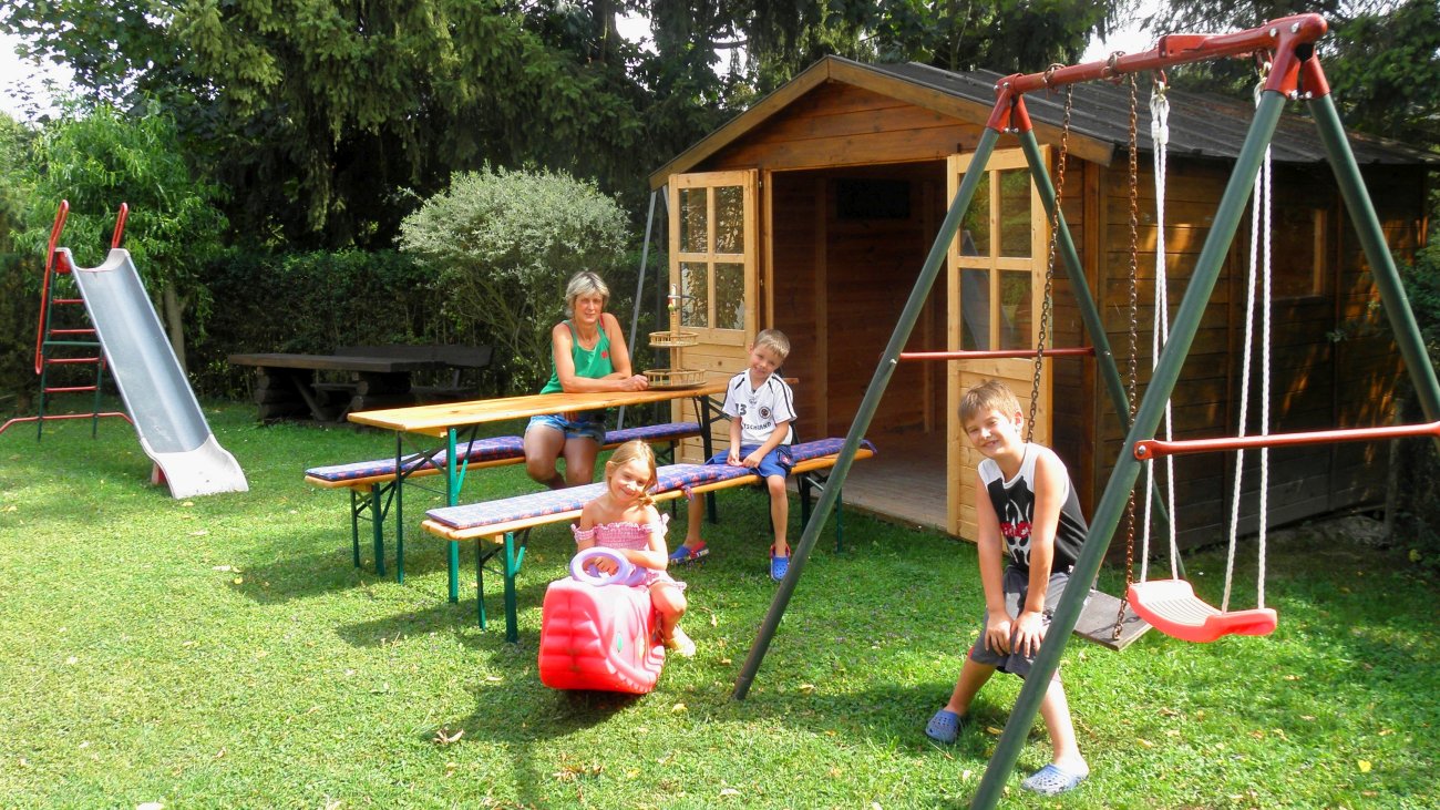 feigl-kinderspielplatz-bauernhof-landkreis-straubing-gartenhaus