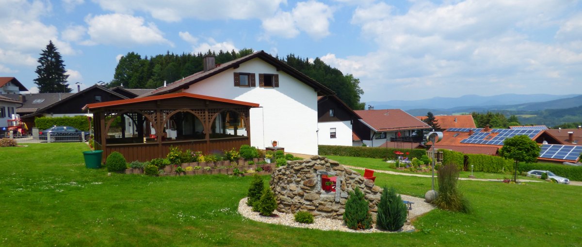 friedrich-pension-gotteszell-zimmer-übernachtung-garten