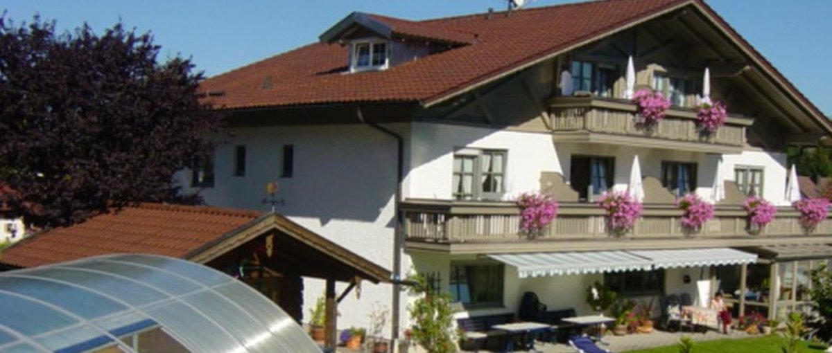 Pension in Bischofsmais Übernachtung am Geisskopf könig-zimmer-bischofsmais-pension-geisskopf-übernachtung-hausansicht