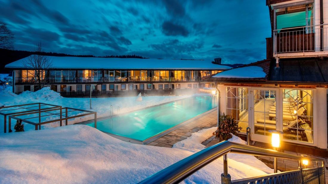 lindenwirt-bodenmais-wellnesshotel-bayerischer-wald-swimming-pool-1100
