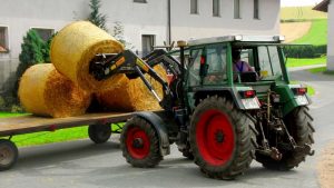 piendl-bauernhof-bayern-hund-und-kind-traktor-fahren
