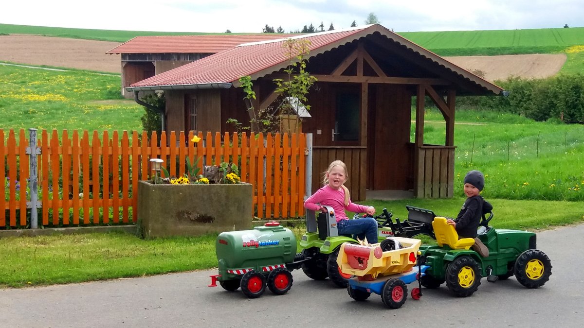 piendl-kinderbauernhof-urlaub-bayerischer-wald-tretfahrzeuge