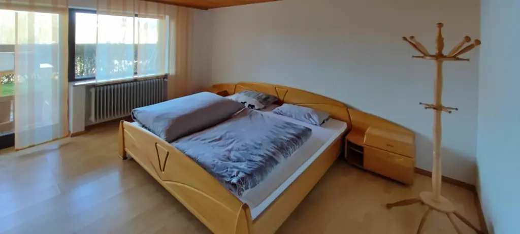 Schlafzimmer in der neu renovierten Ferienwohnung bei Altrandsberg, Neurandsberg und Zandt anfordern