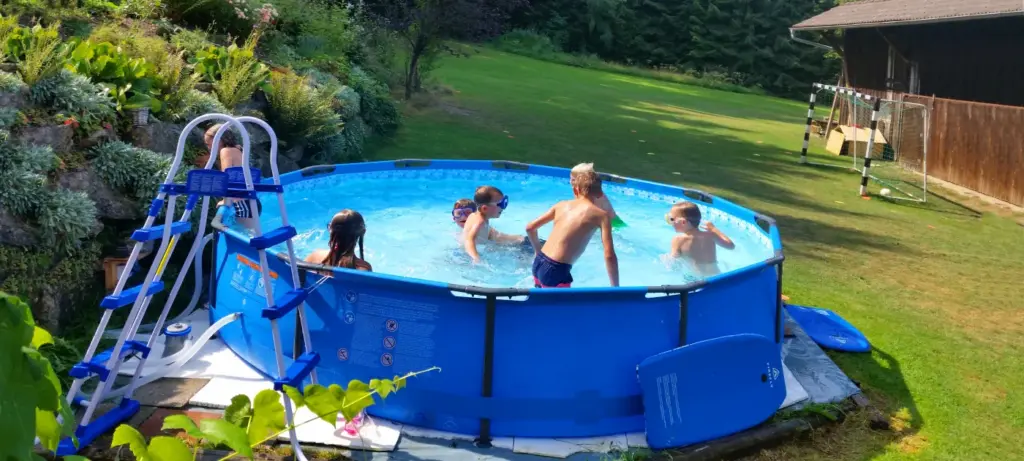 Familien und kinderfreundliche Ferienwohnung mit Pool, Badeteich, Terrasse, Liegewiese