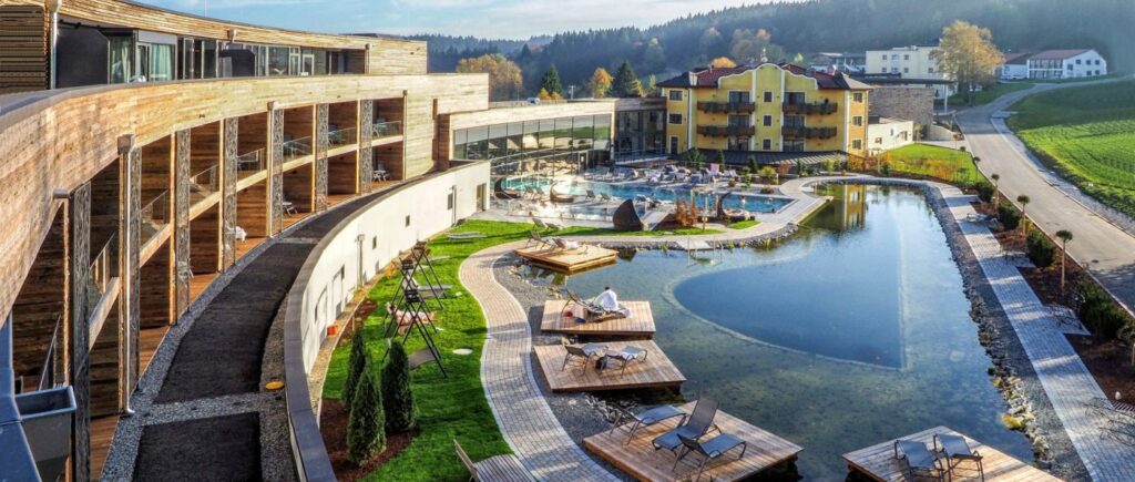 Schwimmteich im Wellness Hotel Top Wellness Hotel in Deutschland mit Schwimmteich