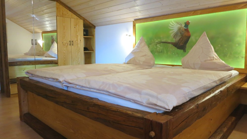 wieshof-ferienwohnungen-bayerischer-wald-biobauernhof-schlafzimmer