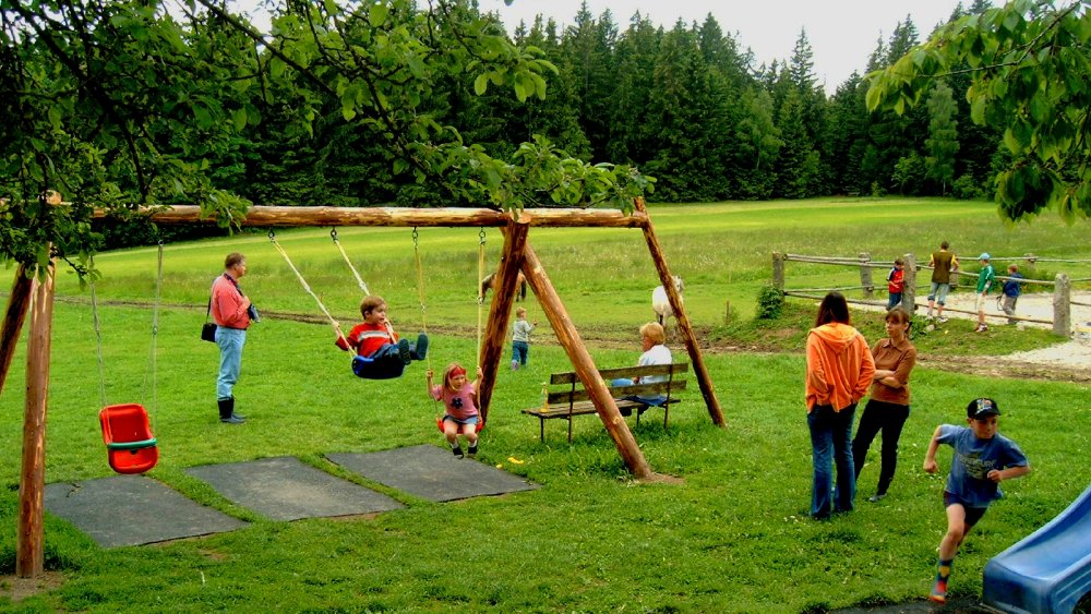 wieshof-kinderfreundlicher-bauernhof-bayern-kinderspielplatz