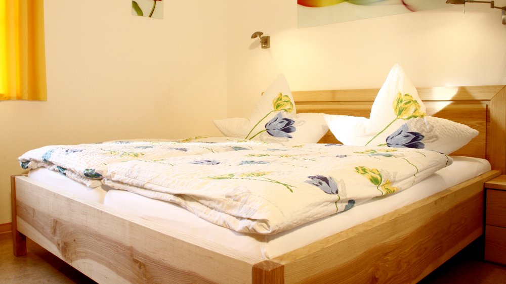 wieshof-landkreis-regen-ferienwohnungen-niederbayern-schlafzimmer
